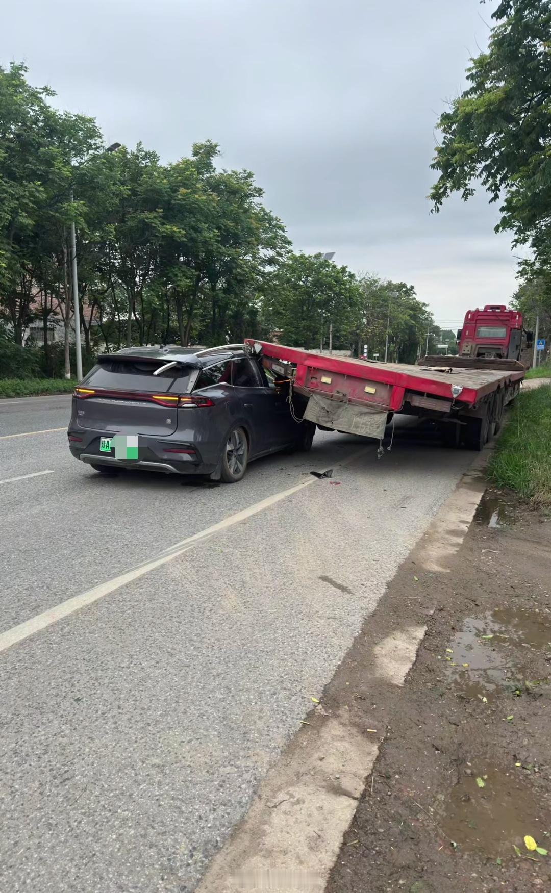 比亚迪唐牛逼的很，正面冲击下用副驾A柱把板车抬起来了