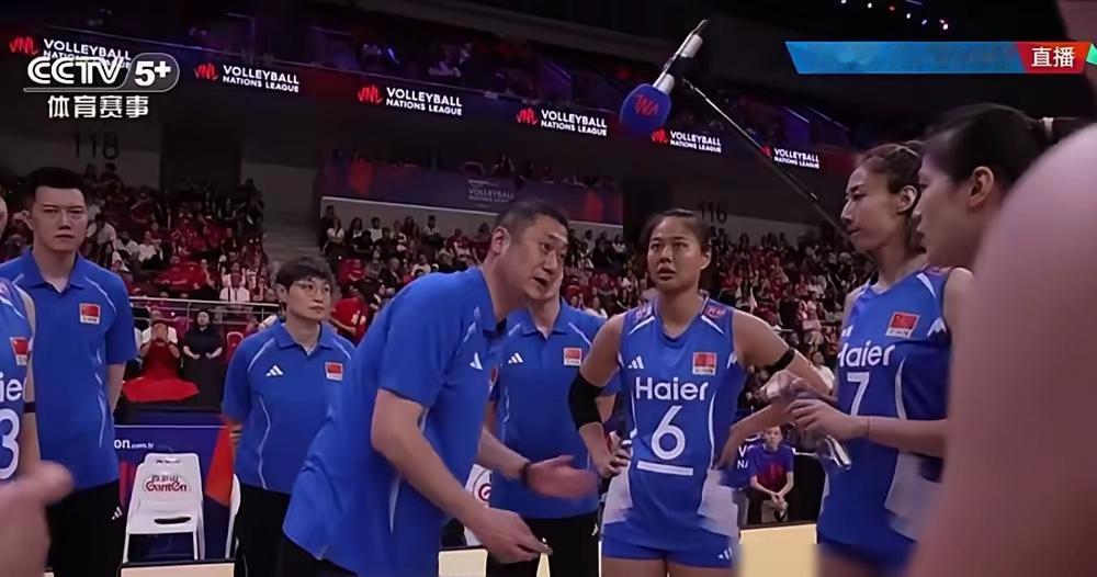 原来勇哥精通三国！不在状态的王媛媛轮到1号位去发球，赵勇指导却并没有换人发球的