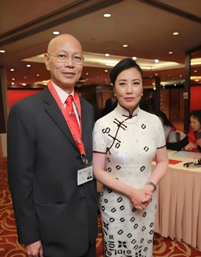 罗家英和汪明荃的婚姻真相，AA制撕开心中的伤痛！恋爱二十多年，19次求婚，婚后