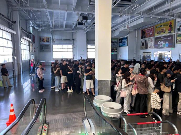 店员回应降价iPhone17被疯抢最近618大促，所有手机厂商都在降价抢用户。果