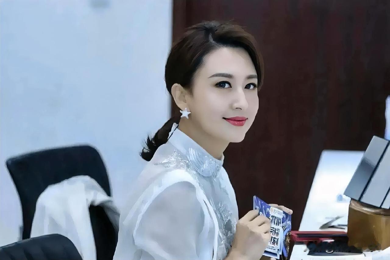 张蕾简直就是无敌了！央视主持人张蕾太美了！不但人长的漂亮大方，唱歌也好听，在央