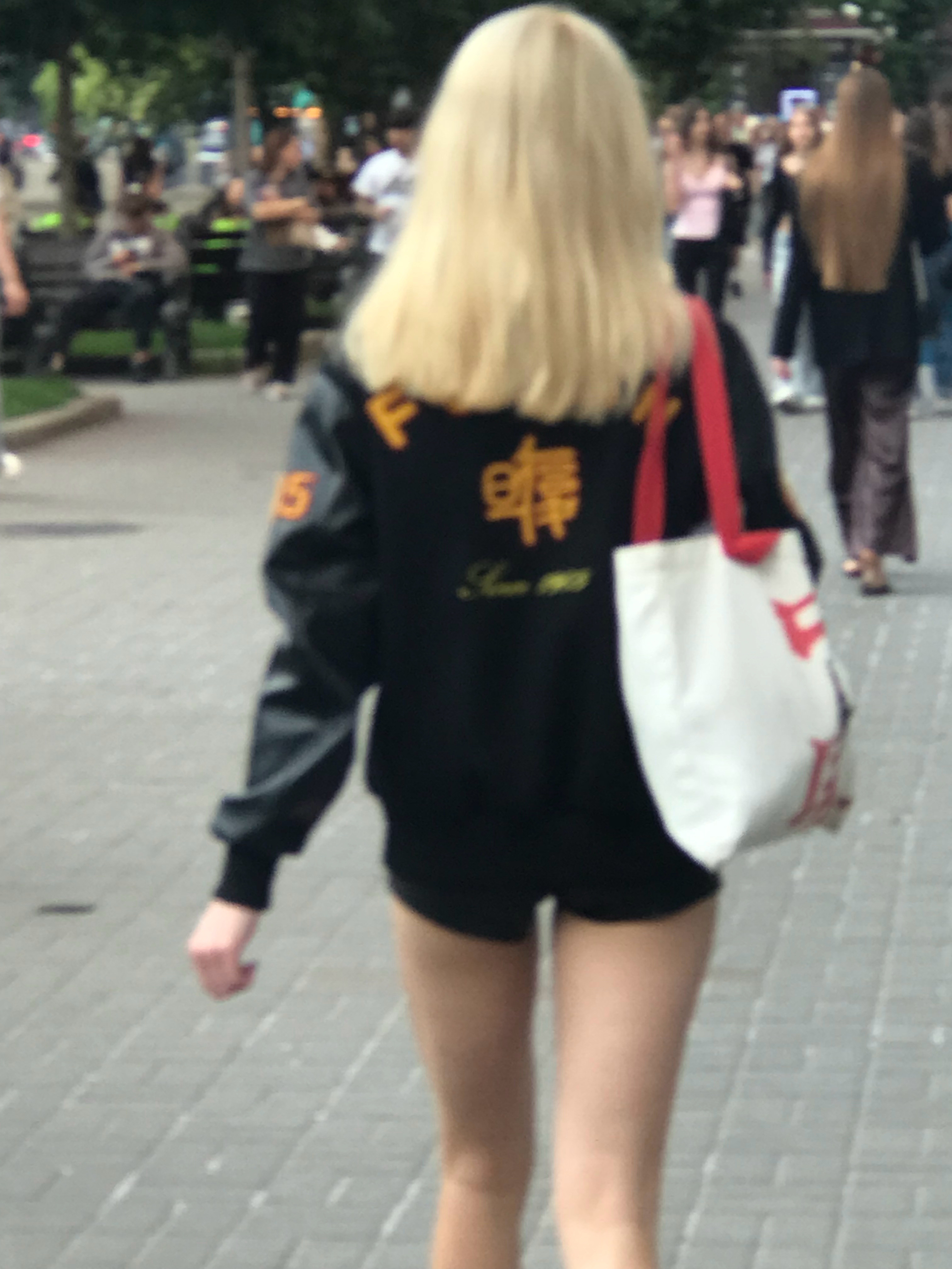 基辅街头，看到这位女孩穿着复旦的衣服，布包上写着“中国故事”。我很好奇和她打招呼