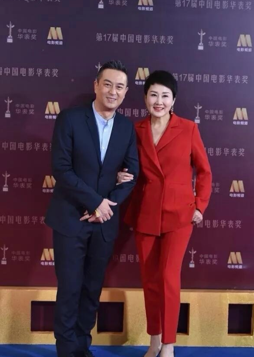 只要不露胳膊，不露胸、不穿超短裙，张凯丽这样正装的打扮还是挺有气质的，毕竟是60