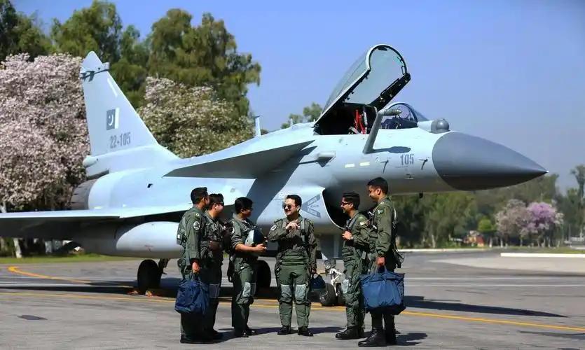 巴铁飞行员夸歼-10CE，开过F-16的人，回过头来这么评价一款中国战机
