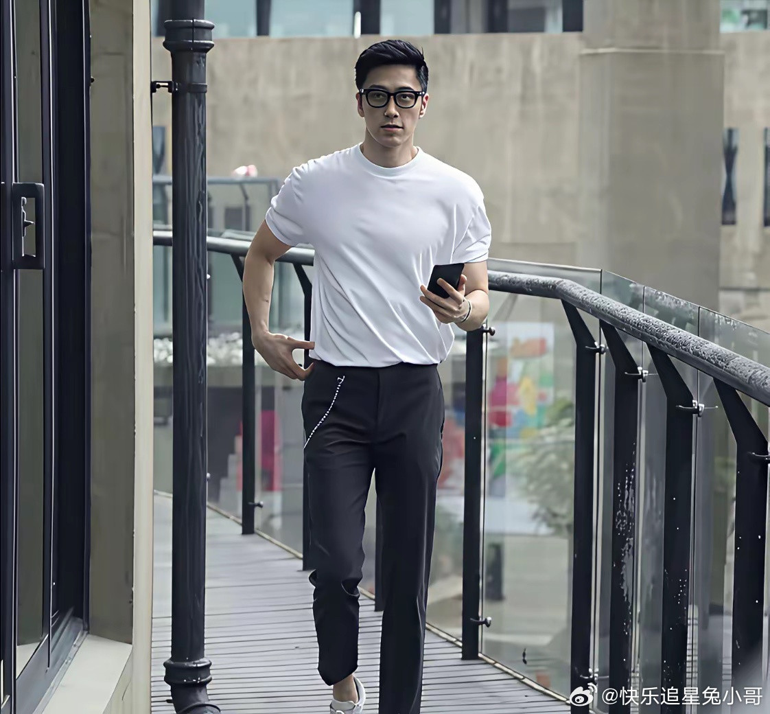 60岁却有26岁的脸！新加坡摄影师陈传多晒冻龄照，饱满胸肌配童颜，被赞为“最帅大