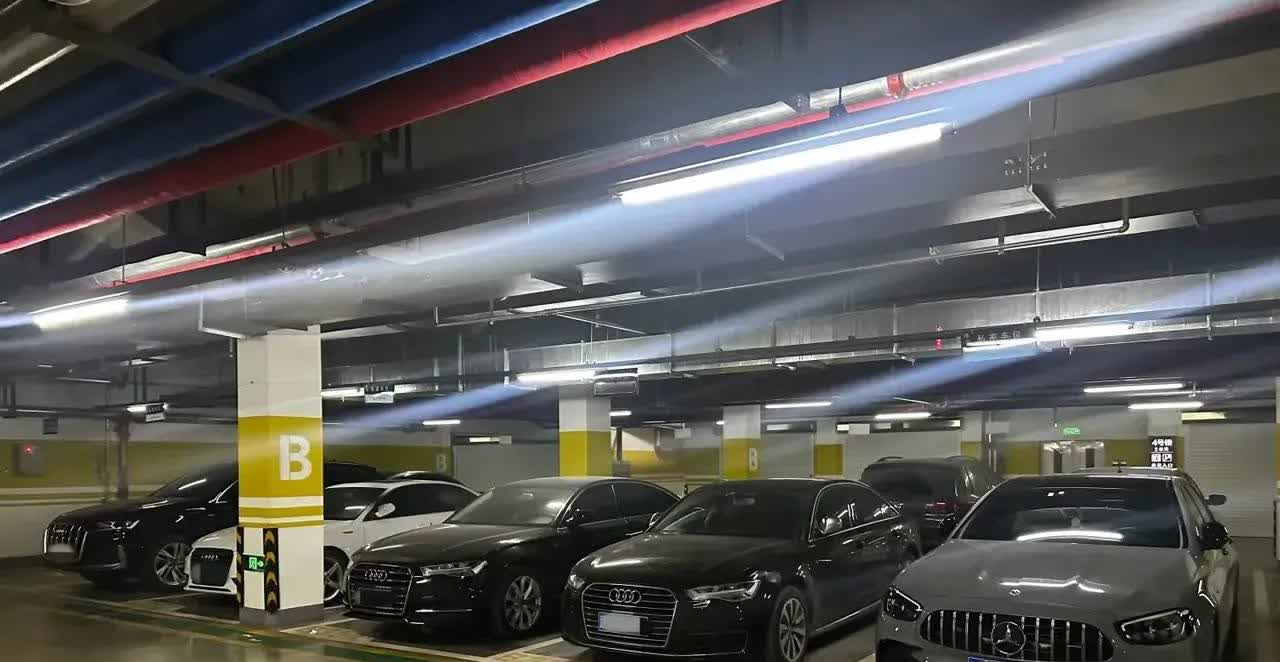 上周去表舅的高档小区做客，我的比亚迪汉在地库里像闯入豪车展的异类。四周清一色奔驰