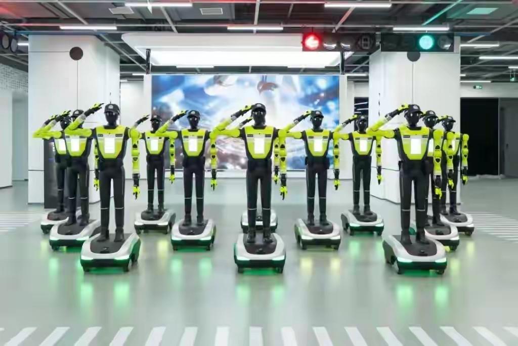 全国首支机器人交警中队上岗“五一”假期第一天，全国首支机器人交警中队“杭警智行