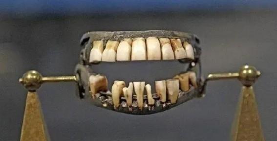 1784年，52岁的华盛顿牙齿早就已经掉光了，当时可没有所谓的假牙，于是华盛顿便