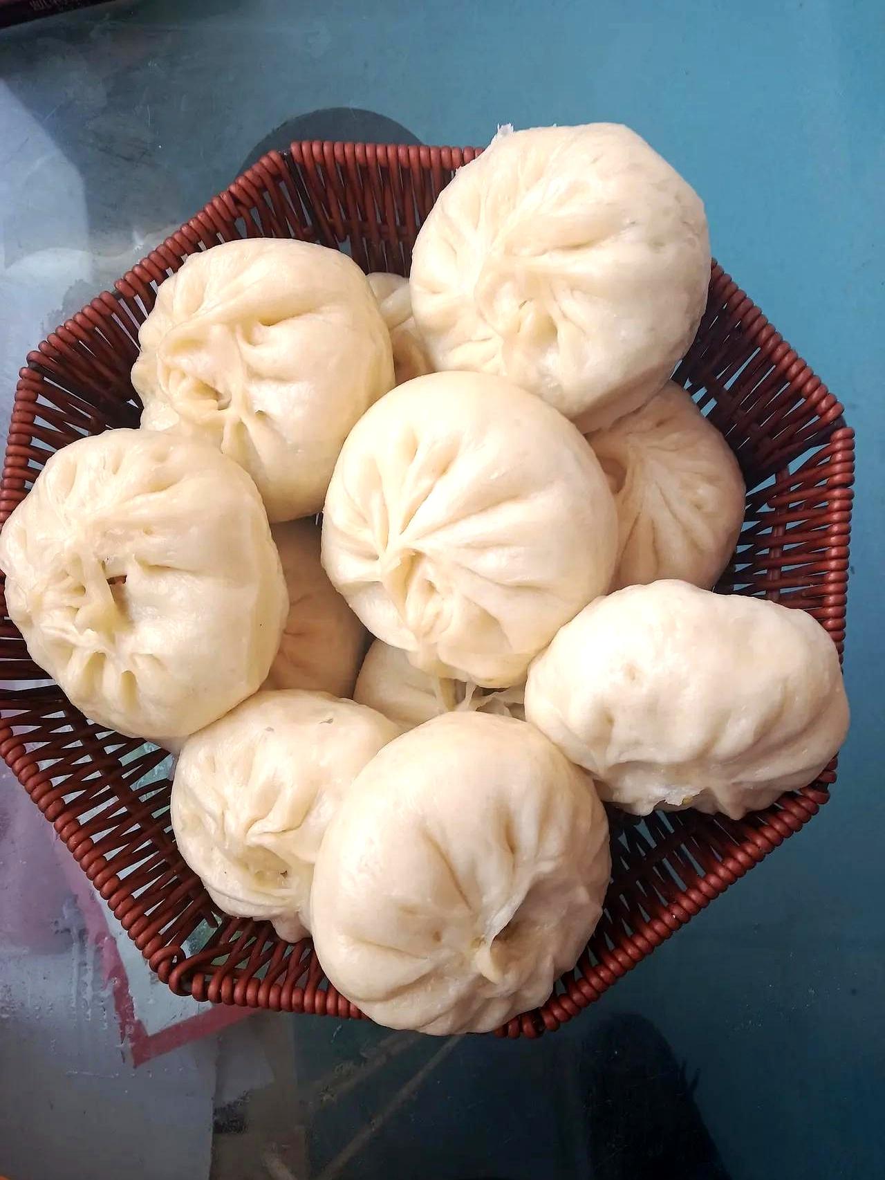 你们说这包子是该给需要的人，还是给想蹭饭的人？中午我刚蒸好一锅猪肉大葱馅的包子