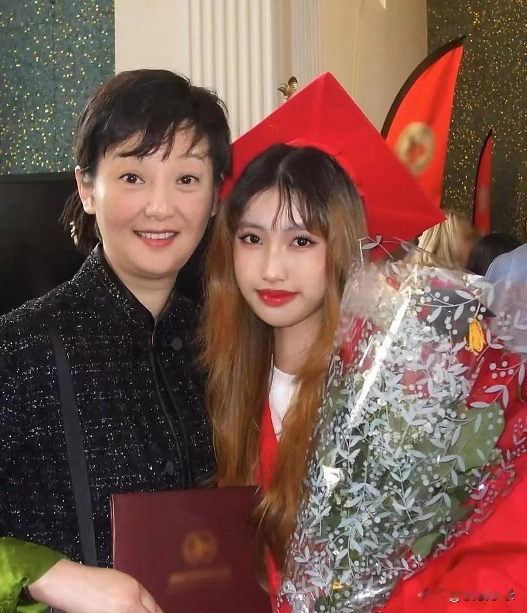 冯小刚徐帆养女徐朵简直逆袭人生！原来的龅牙小妹出落得亭亭玉立了，2岁被遗弃的徐朵