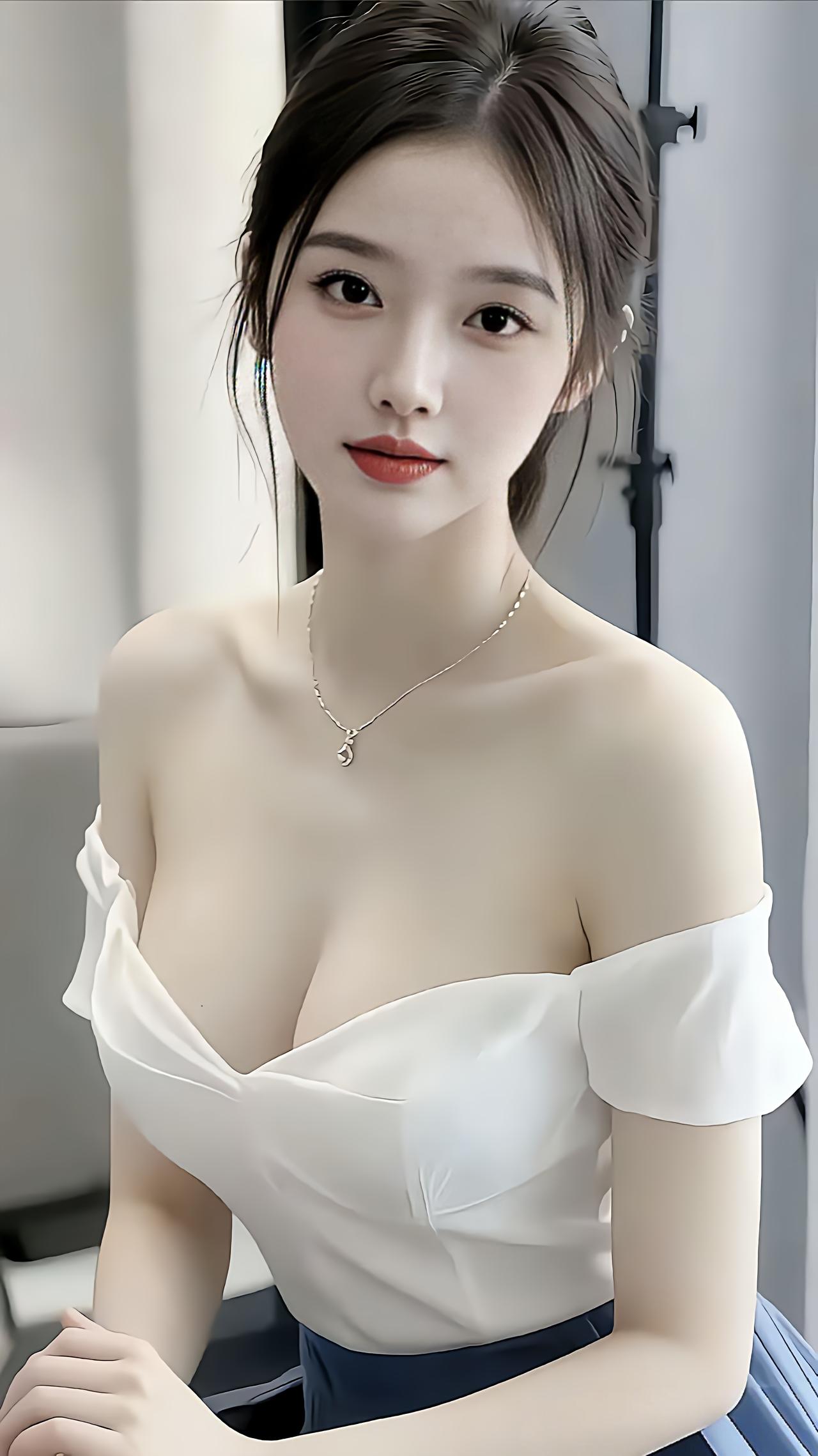 临出门前对着镜子理了理白裙的肩带，丝质面料裹着肩头，温柔里又透着几分精心剪裁的精