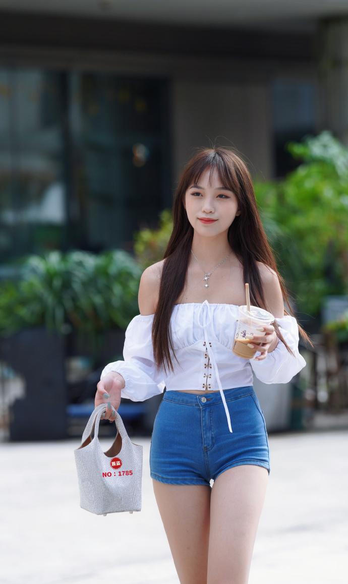 青涩纯美，爱了街拍高清美女