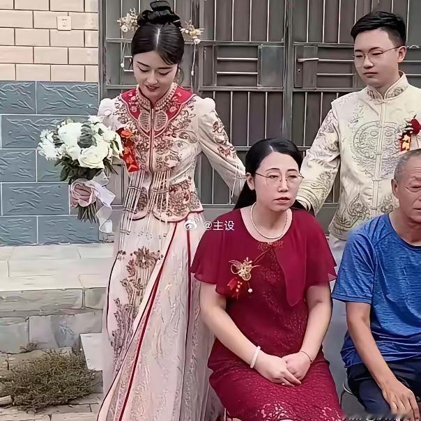 按理说，能娶到这样貌美如花的漂亮新娘，新郎一家子理应欢声笑语，喜气洋洋！但婚礼