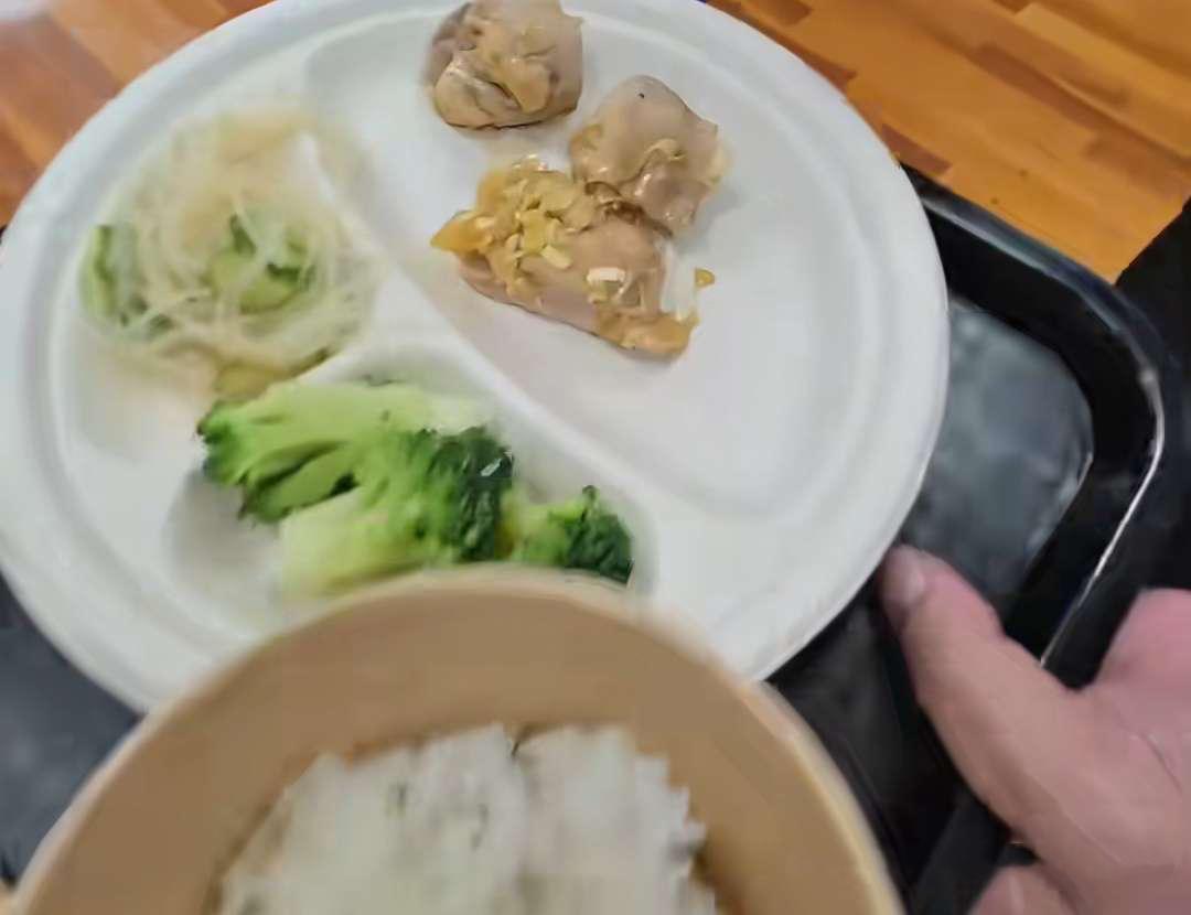 泰国吐槽亚运会选手在官方餐厅吃不饱？泰国藤球队的教练拍了条视频，对着手里一小碗面