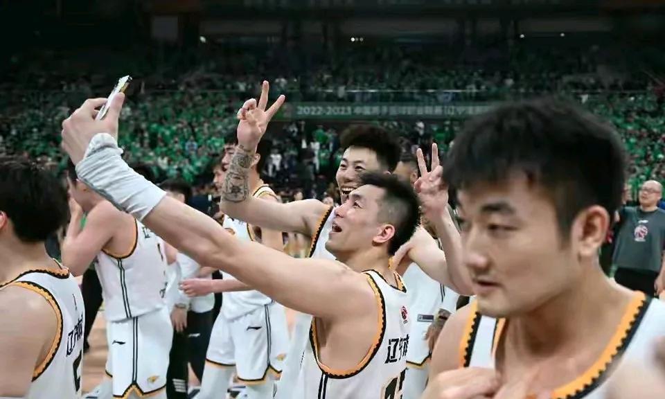 5月5日，随着丛明晨正式宣布退役，曾经的辽宁男篮三连冠球员正慢慢退出CBA的舞台