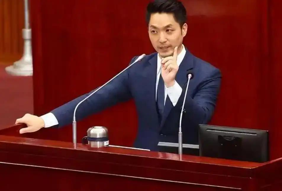 记住这张脸，蒋介石若泉下有知，恐怕能被这个不肖子孙气活过来！就在10月25日这个