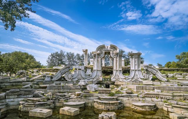 圆明园，曾是“万园之园”，1860年毁于英法联军之手，断壁残垣沉寂百年。2010