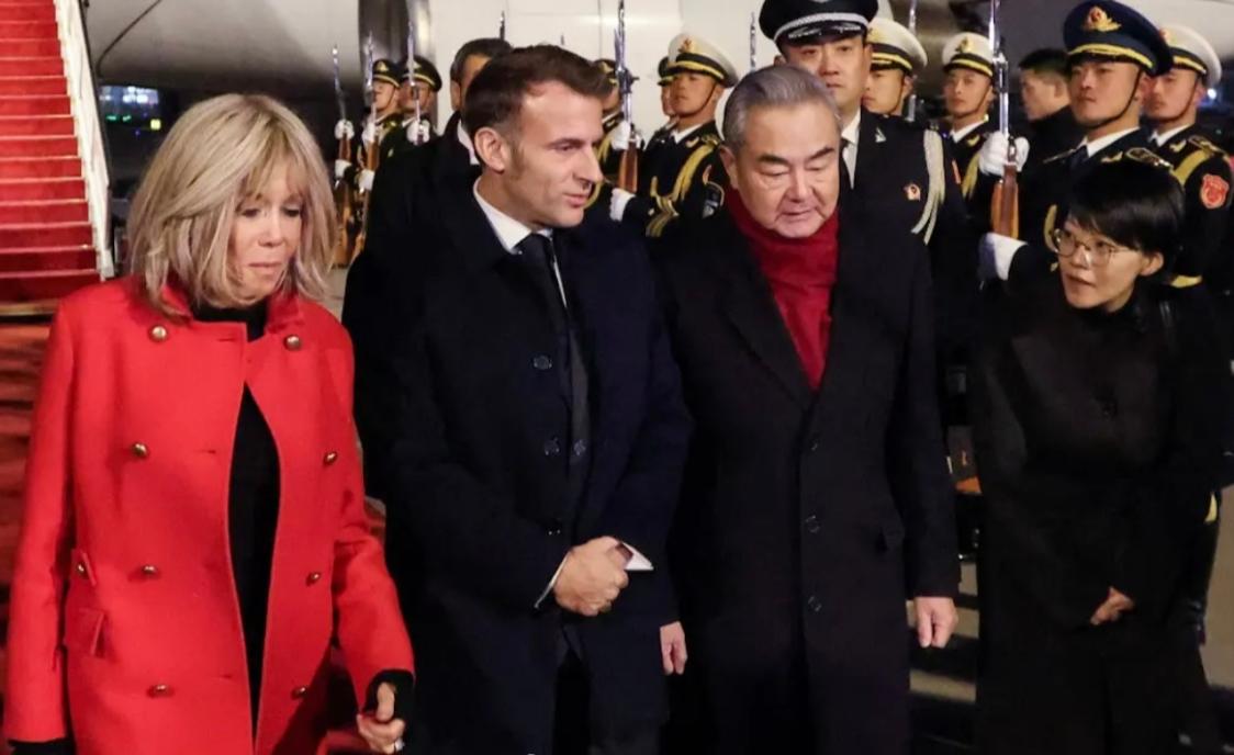 马克龙夫妇抵达北京的高清照来啦！法国夫人抱着鲜花气色好，献花小姑娘穿着粉色棉衣亭
