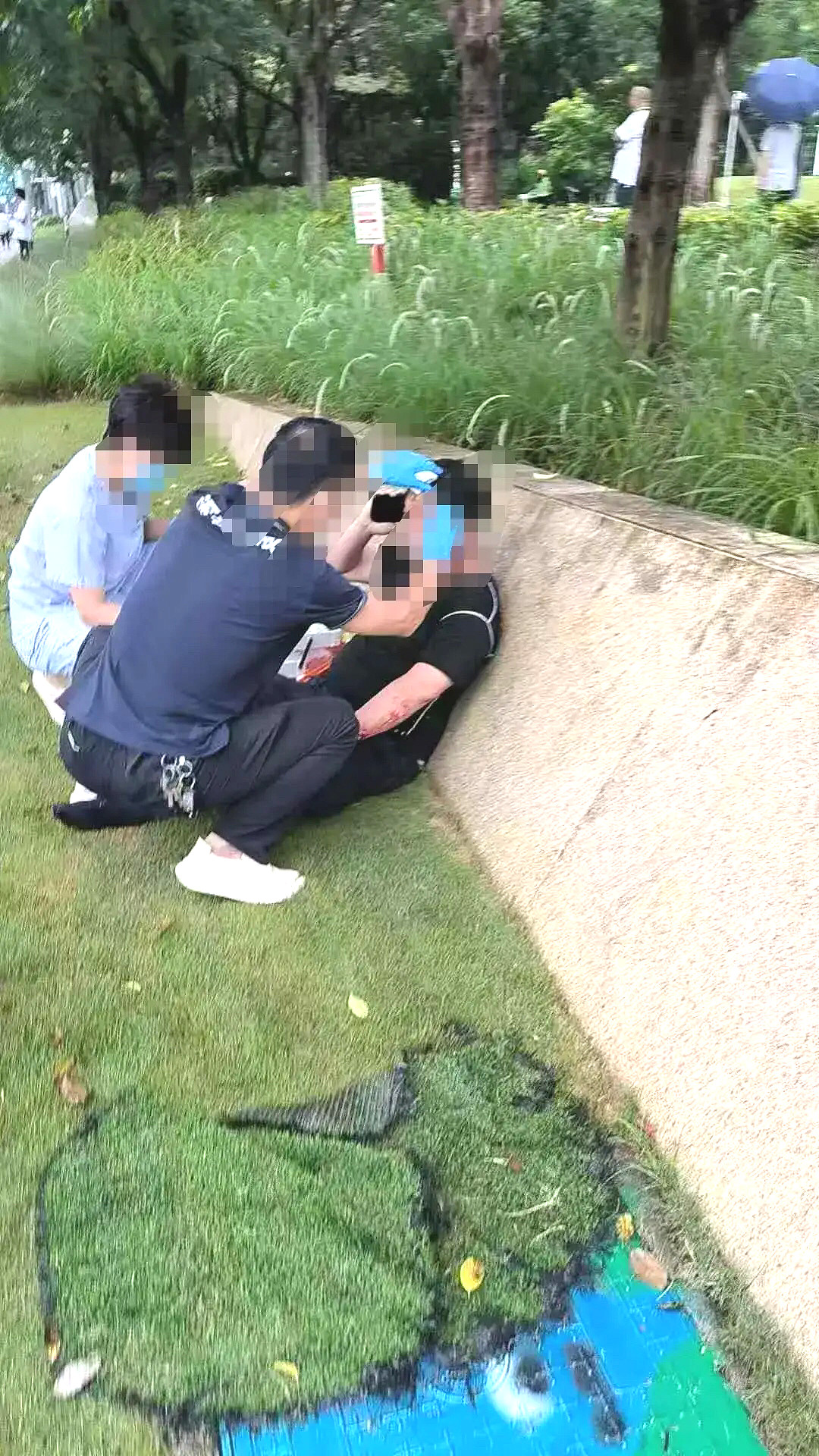 这个车都碎了！司机居然没事。