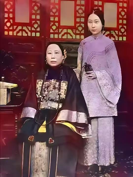 照片中的女子叫赵小莲，她的丈夫是晚清名臣李鸿章，从她的气质就能看出来，赵小莲是大