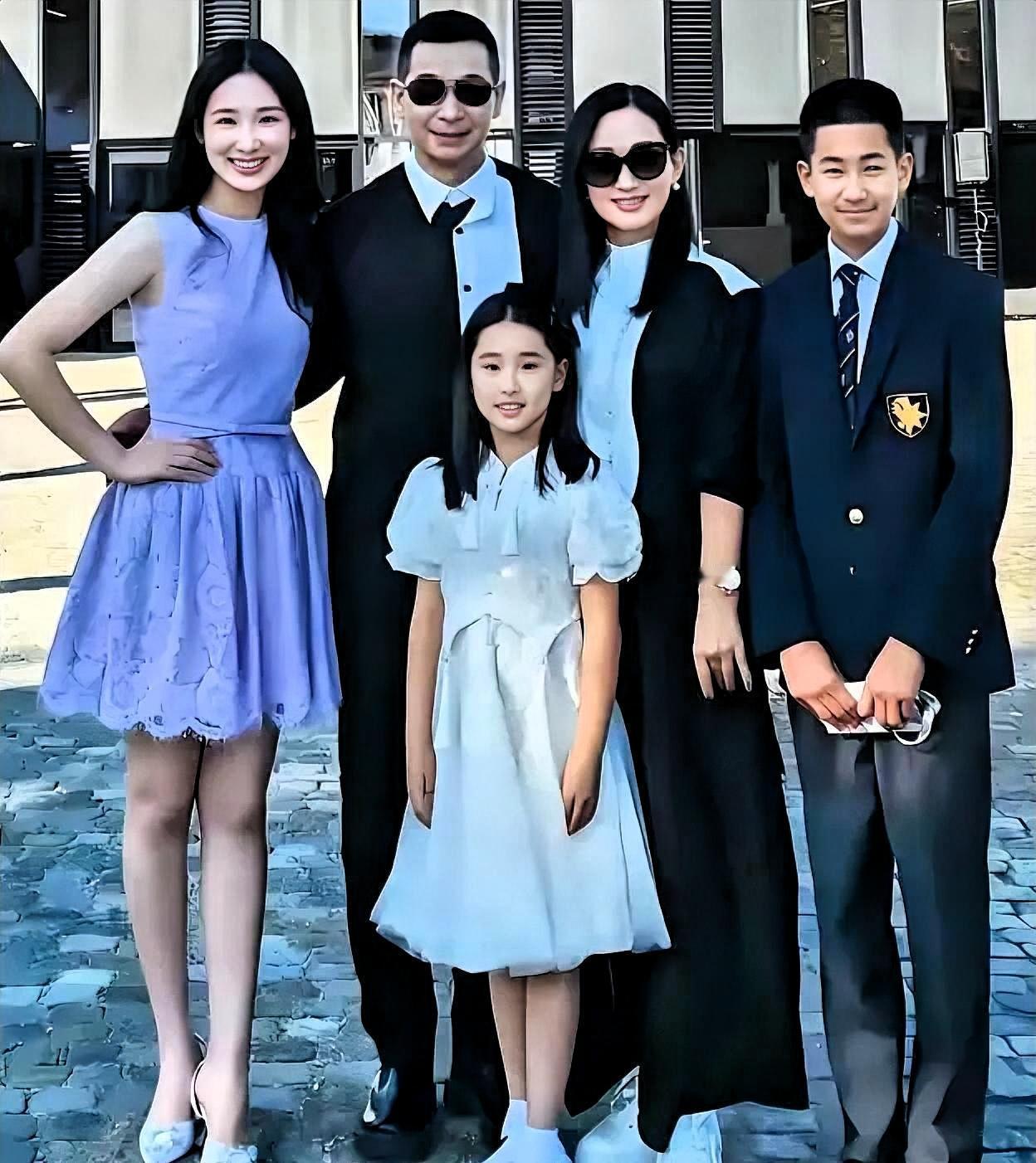 赵文卓晒了张全家福，评论区全在问同一个问题：这家人是不是共用一张脸？大女儿像