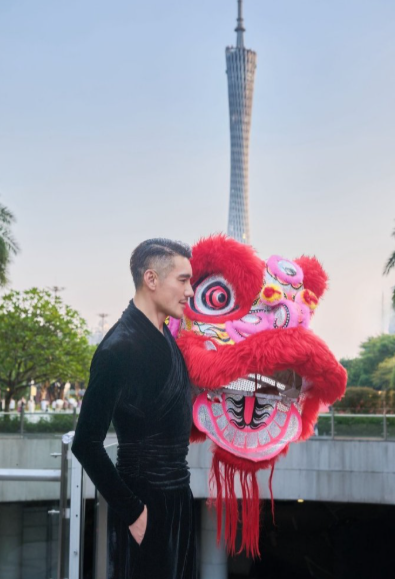 穿着非遗香云西装走秀的样子真好看，黑色西装在光影下特别有质感。每一帧画面都像精心