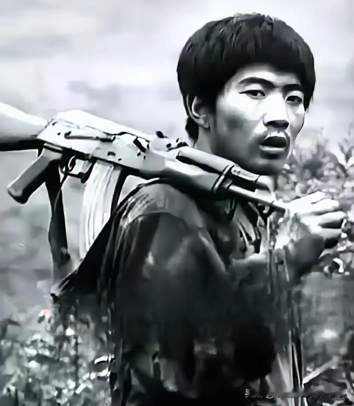 1985年，老山前线，枪声停了，战斗结束了。连长张荣先与自己的战友没有欢呼庆祝，