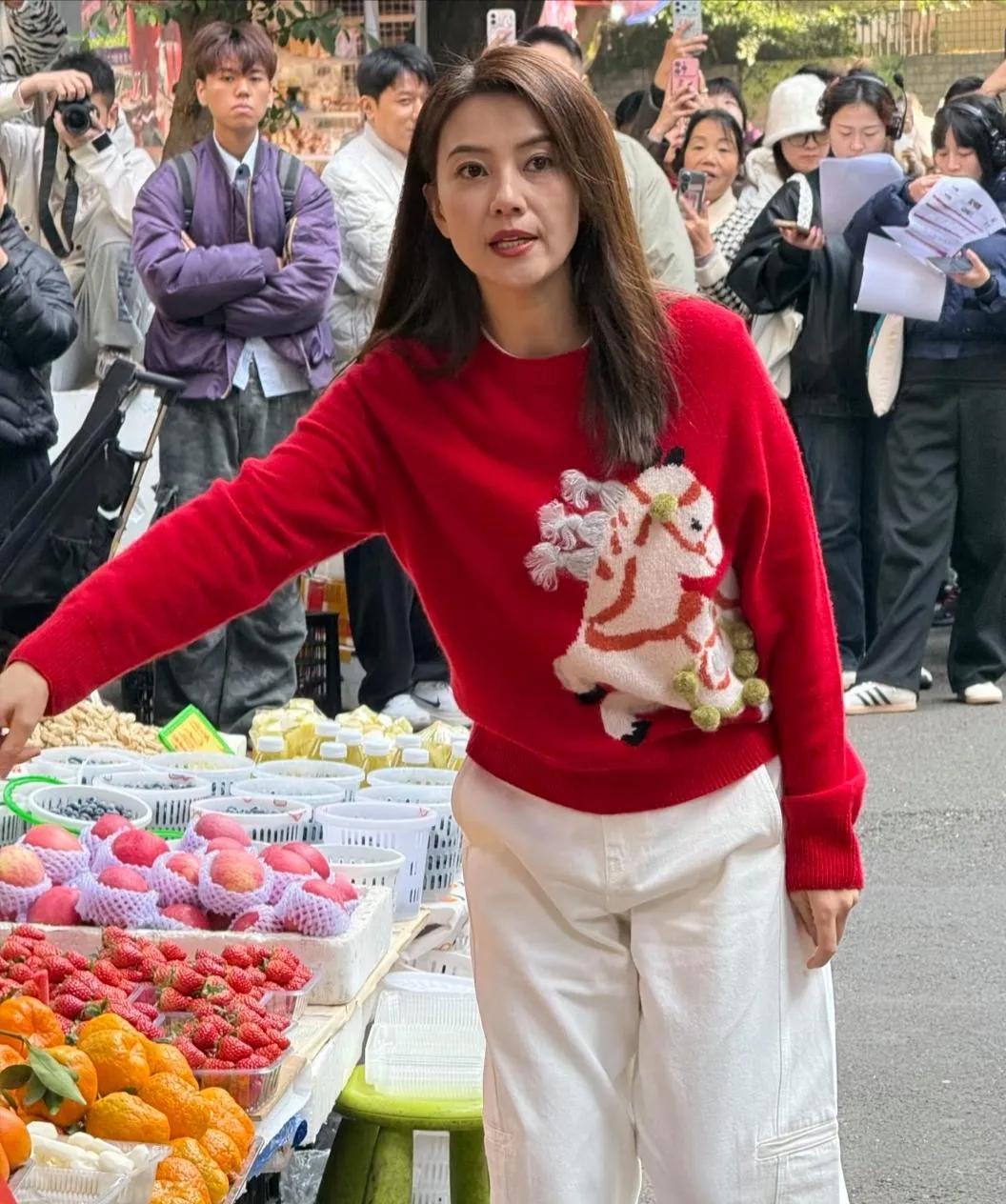 46岁高圆圆玉林街头买水果，素颜状态太真实46岁高圆圆现身广西玉林街头，穿