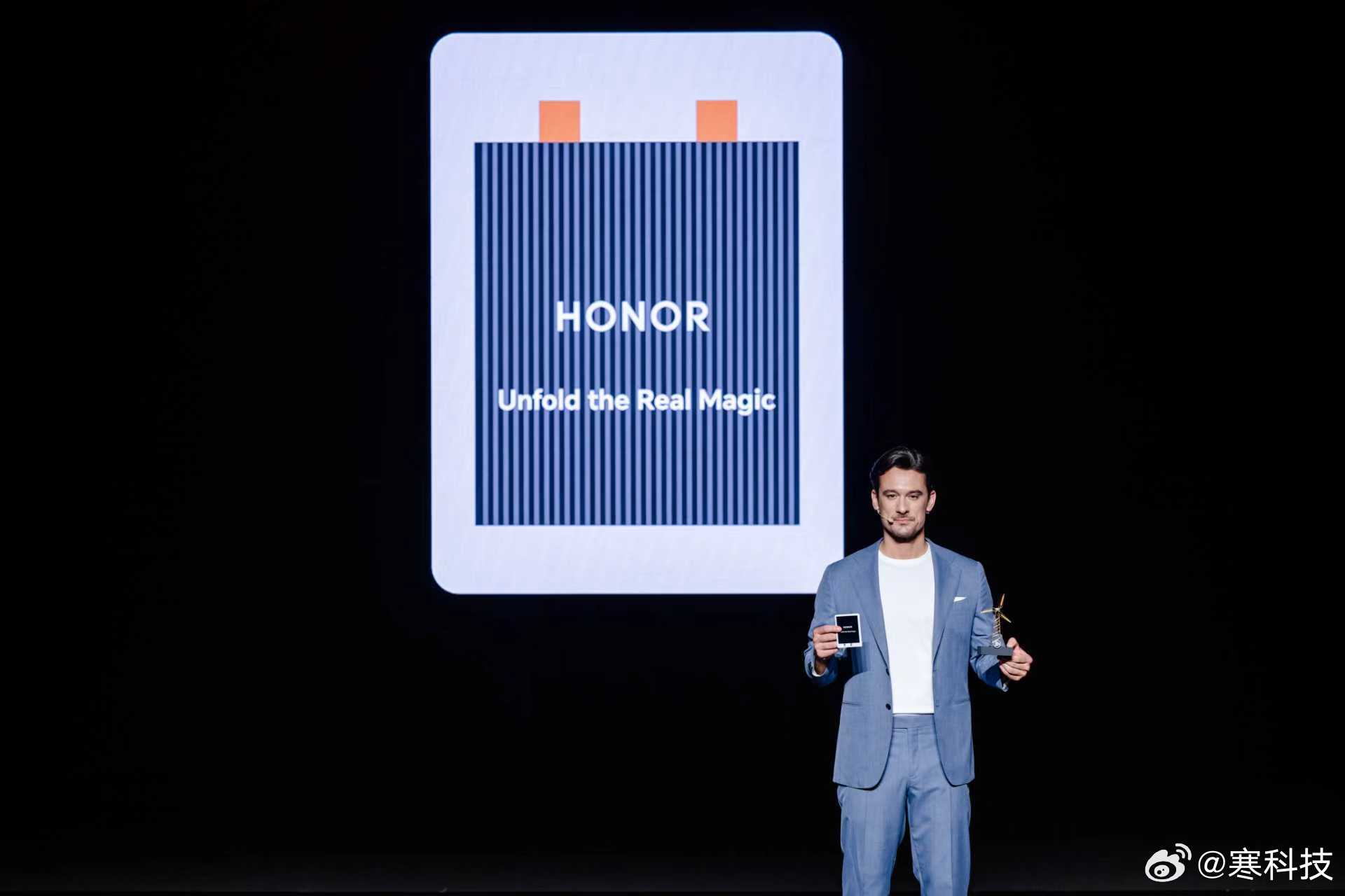 荣耀CEO李健说得好：手机不该只是冰冷的屏幕。这一次，荣耀带来了突破性的答案——