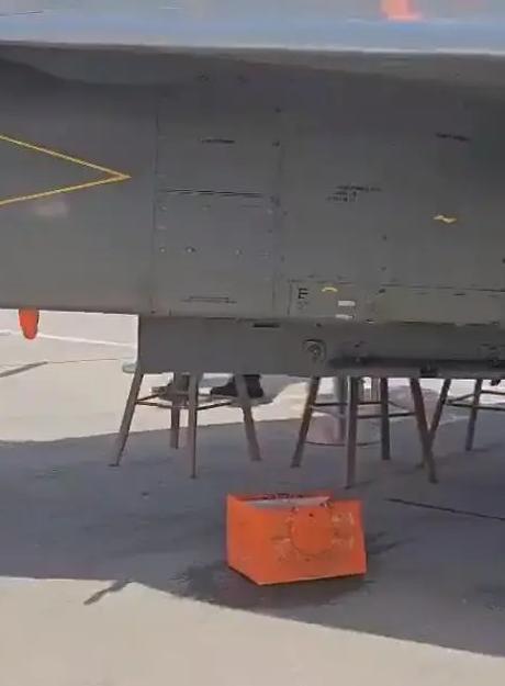 太尴尬了，光辉战机漏油了！光辉战机去迪拜参加航展，结果发现机身严重漏油，印度