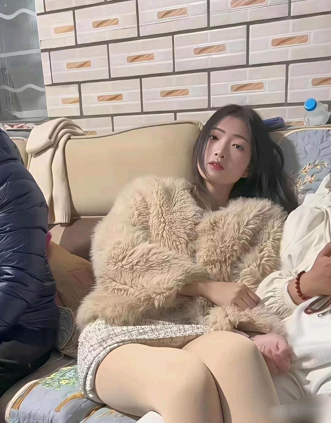 明明才大一，怎么人妻感这么重呢！