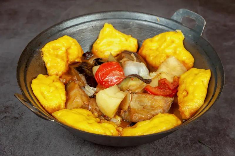 天冷炒菜实在遭罪，炖一锅有汤有肉有菜的美食就很安逸。像“杂烩炖菜”就不错，食材能