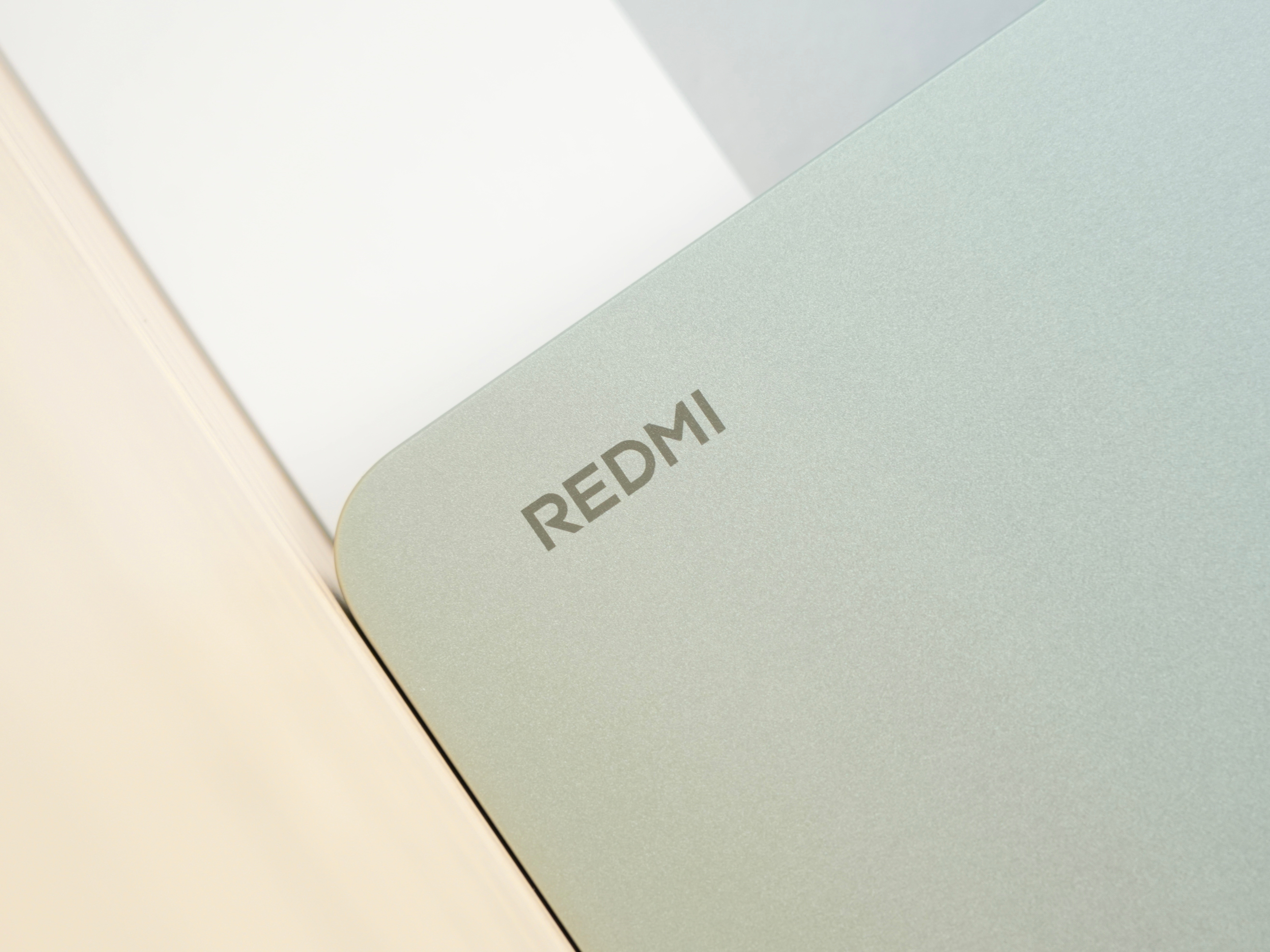 REDMI小平板KPad云杉绿真机图来了，8.8英寸单手握持、放进包包，甚至