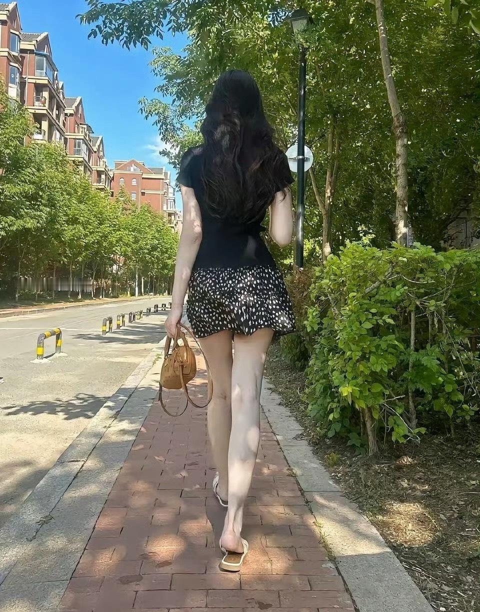 她是怎么做到，小腿肚上没有肌肉的？