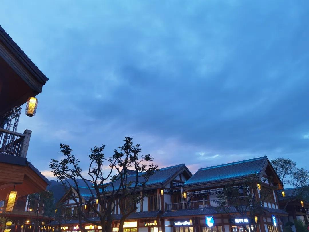 人性最大的愚蠢就是互相为难，人活着发自己的光就好，何必吹灭别人的光，人生匆匆自渡