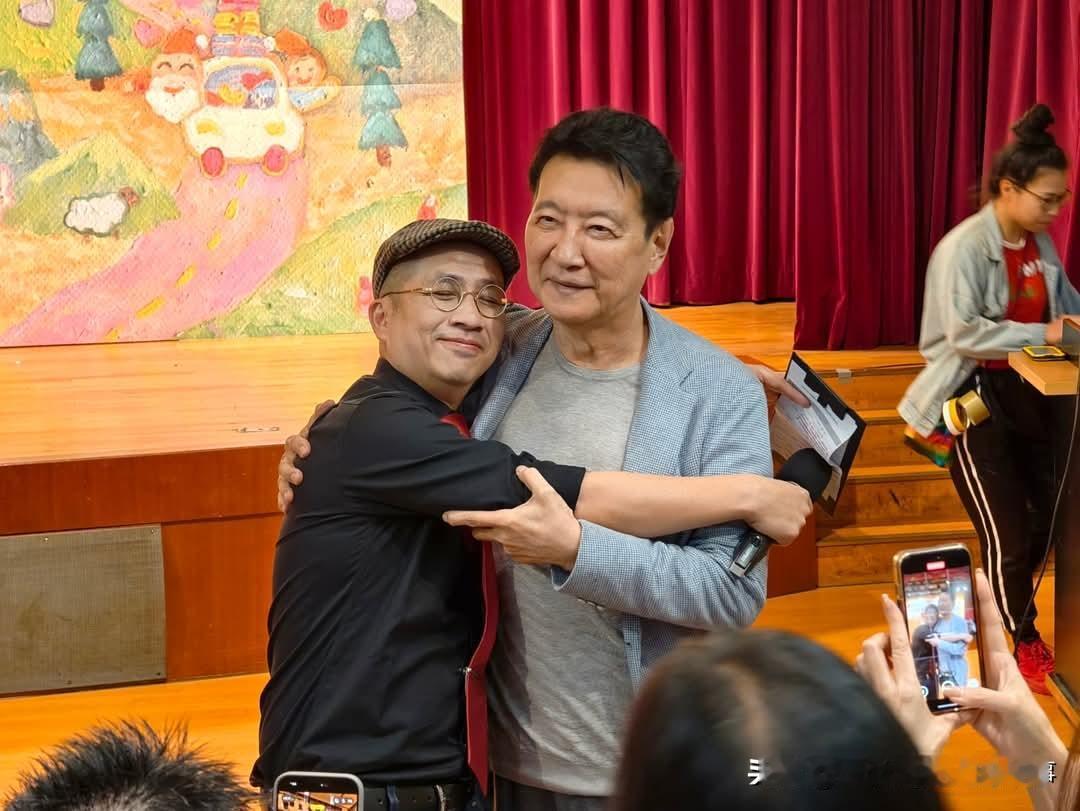 赵少康不理开除陈挥文历史哥风波，出席公益活动！近日，蓝营媒体大佬赵少康陷入开除