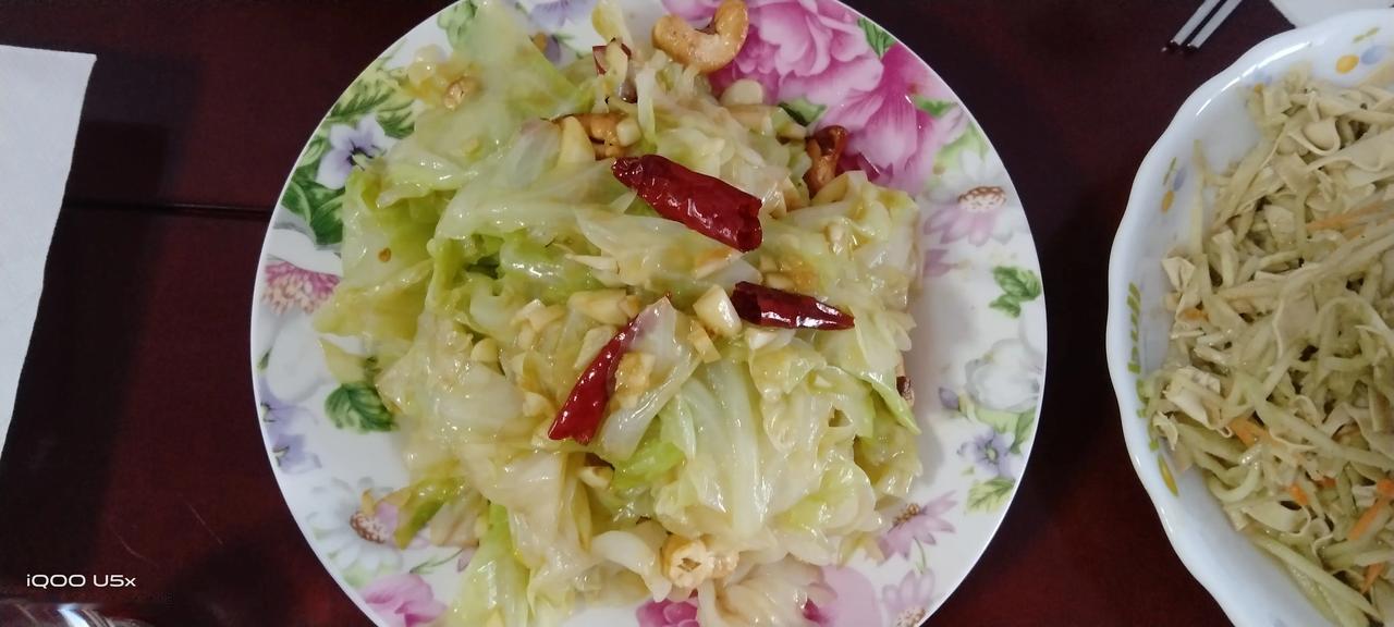 晚上做几个菜，老两口喝点。每人三两。以前一瓶都喝了，现在老了，能喝，不敢喝了，适