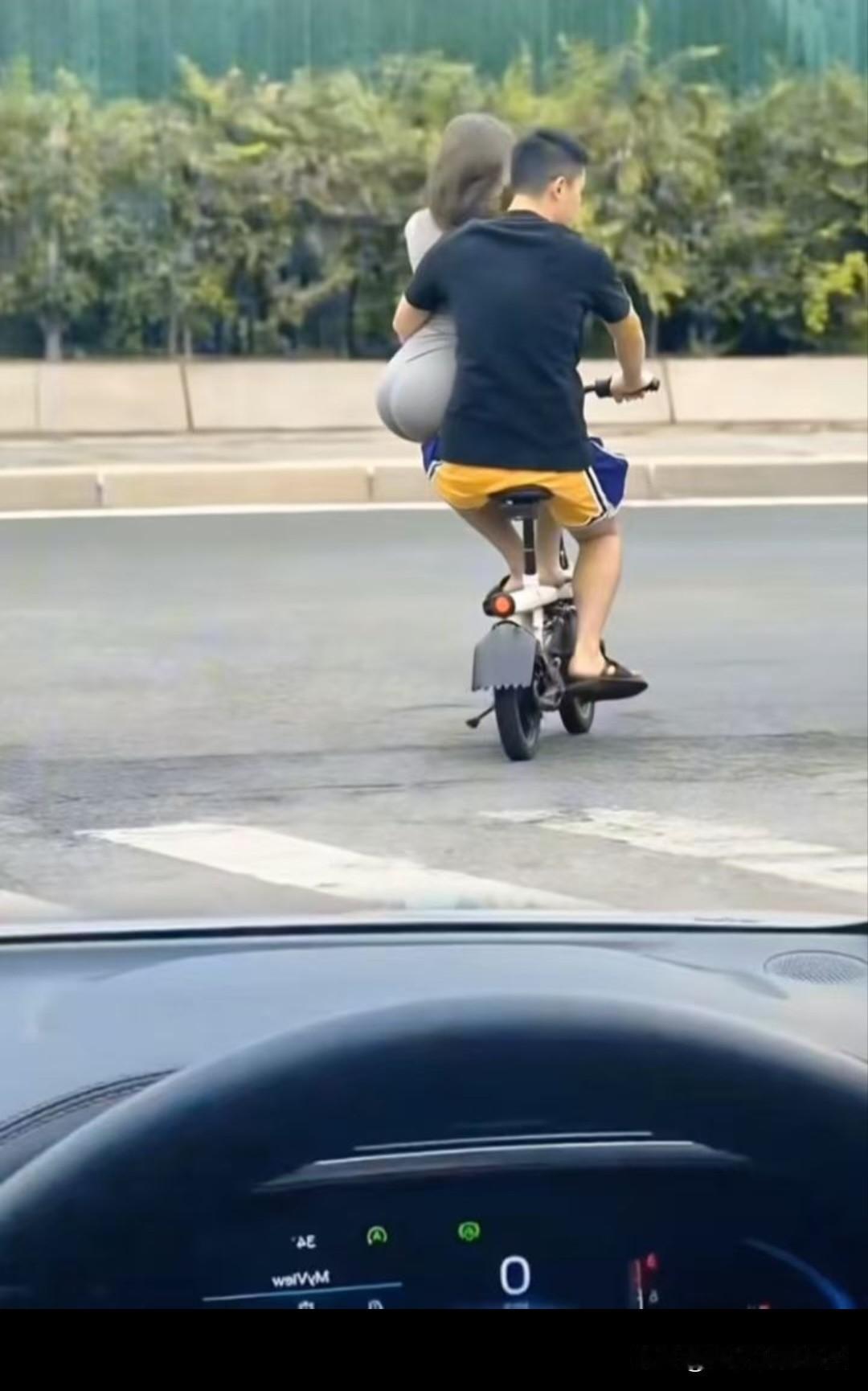 如果说：我只是有一点佩服这位兄弟骑电瓶车的技术；其他的一点儿也不羡慕，大家伙儿信