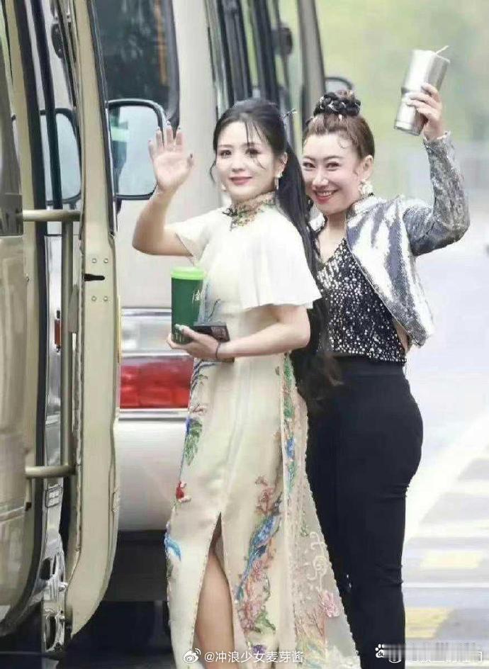 何洁瘦脱相了，这哪里是何洁啊，太瘦了，穿着旗袍也太美了..​​​