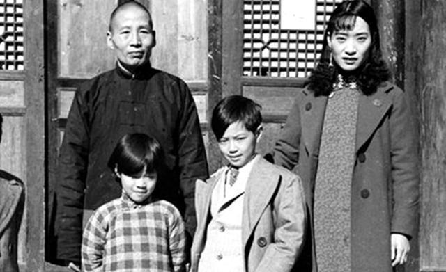 1959年，林业部部长刘文辉住在北京的大院里，为了满足孙子孙女打乒乓球的爱好，一