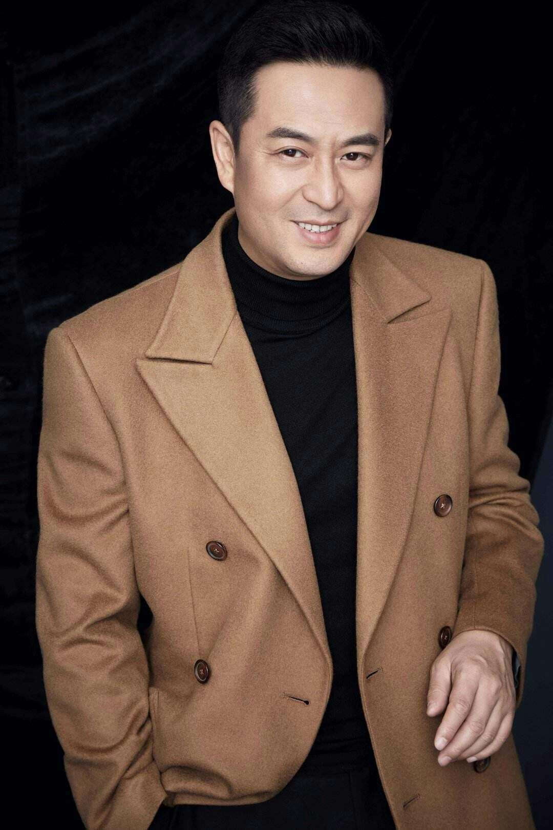 一天，张嘉译给自己买了一份五千万的保险，受益人是妻子。记者好奇:“为什么不是给妻