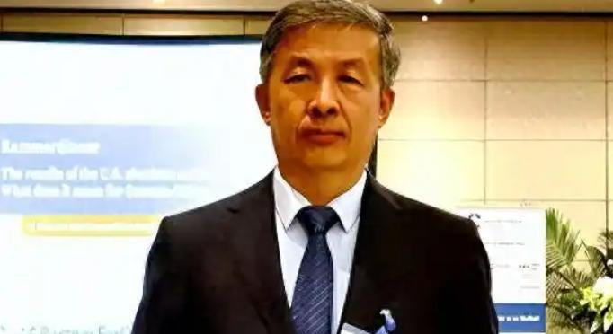 “请向美国投降，别闹了！”2018年中美贸易战刚开打时，中国专家马臣跳出来说：中
