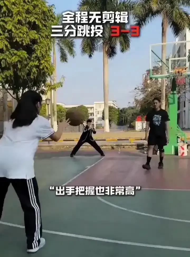 最近广西那个投三分的女孩火炸了。刚拿到国家二级运动员证，三分就百发百中。全