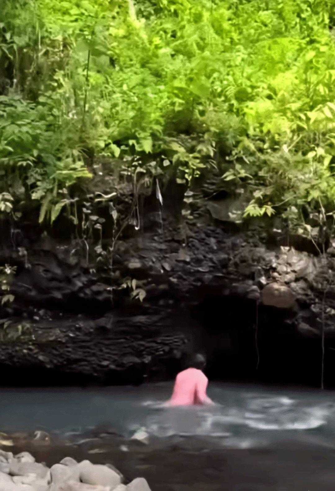 刚看到这描述，后背不由得窜上一股凉气。光天化日，河里冲凉，正优哉游哉呢，脑袋冷