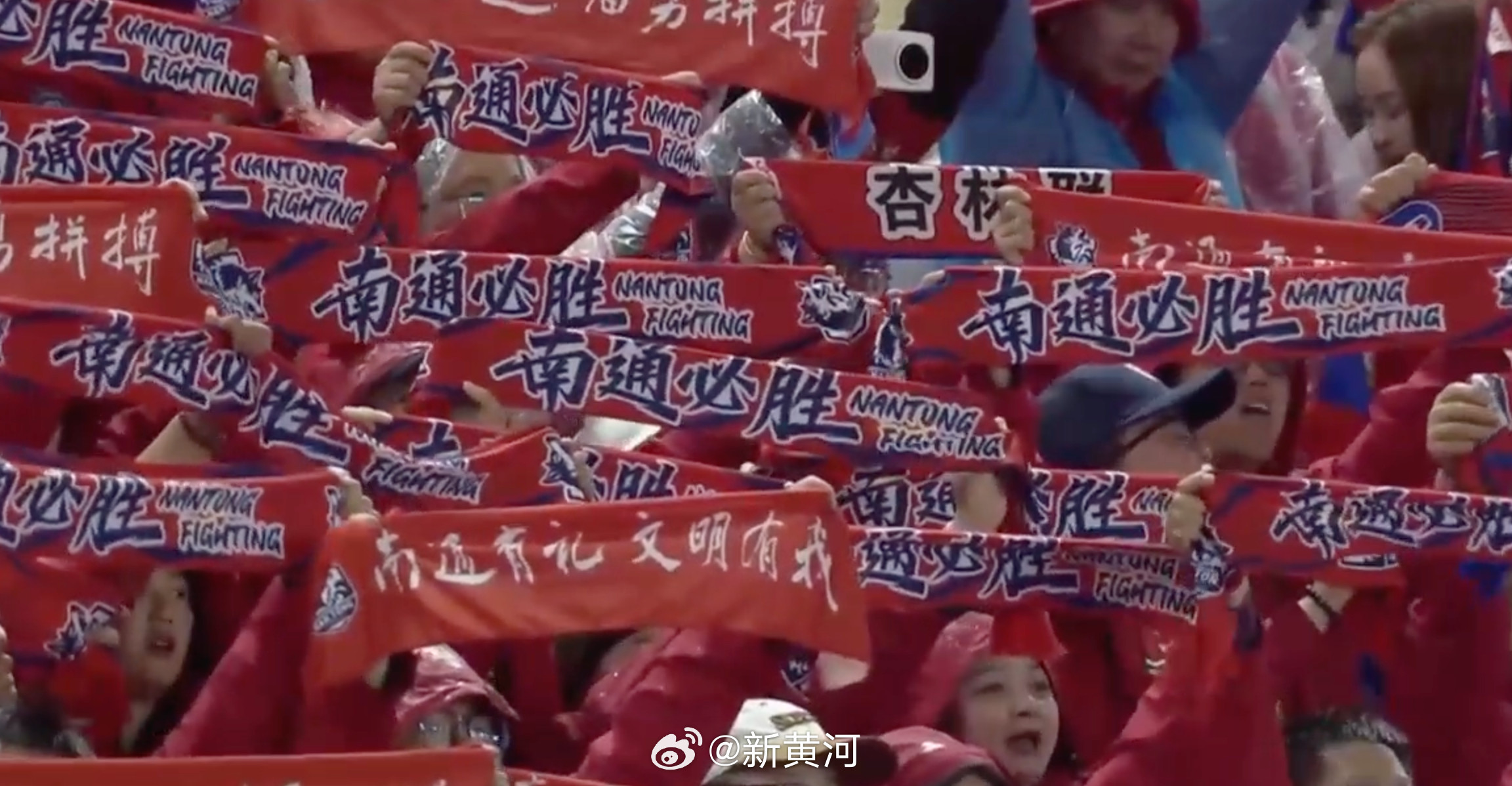 【#苏超开幕式球员用手为球童遮雨#】2026年苏超揭幕战在常州奥体中心体育场正