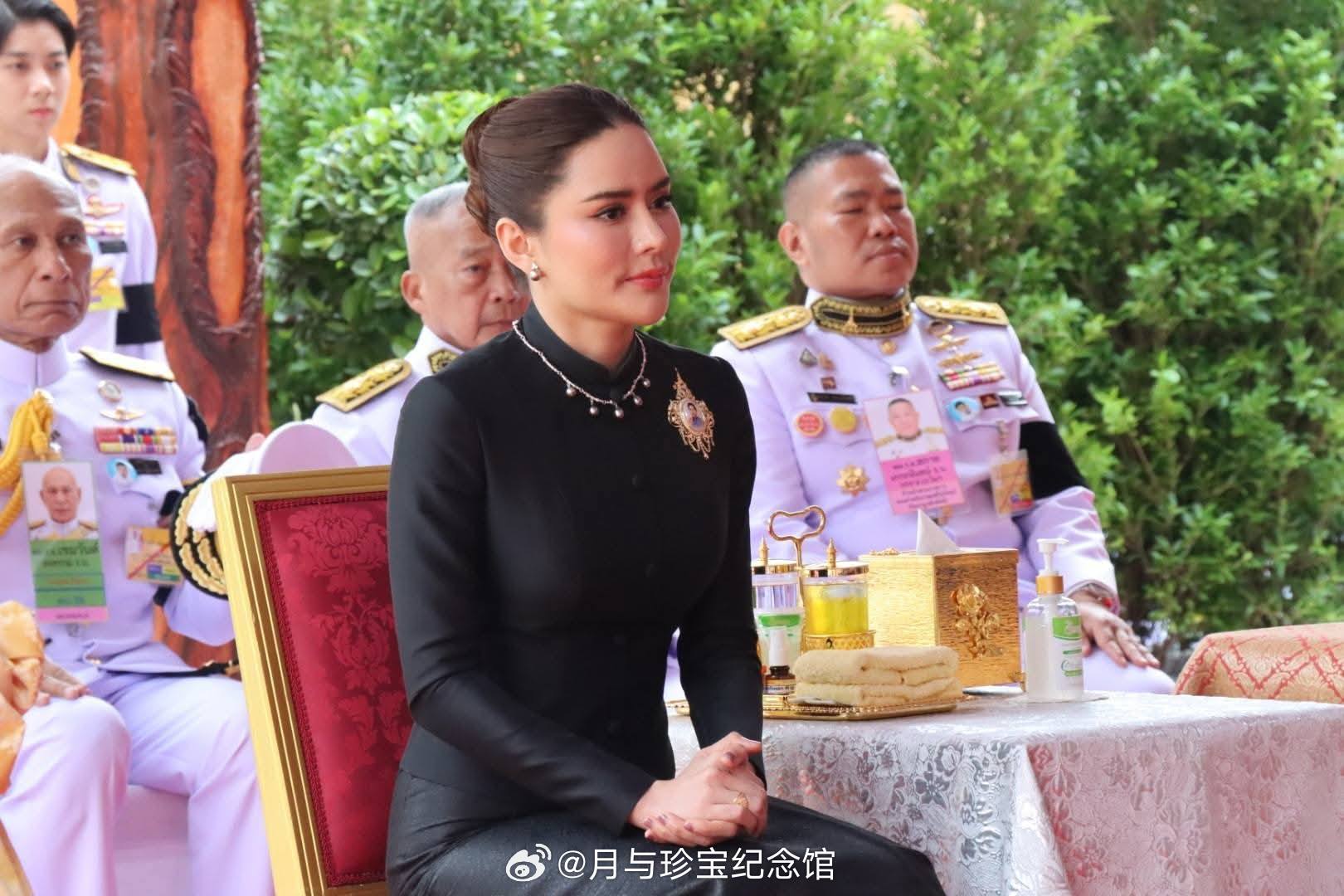 王室王室泰国王室奥拉侬2025年11月4日，奥拉侬小主在北榄府送佛衣。