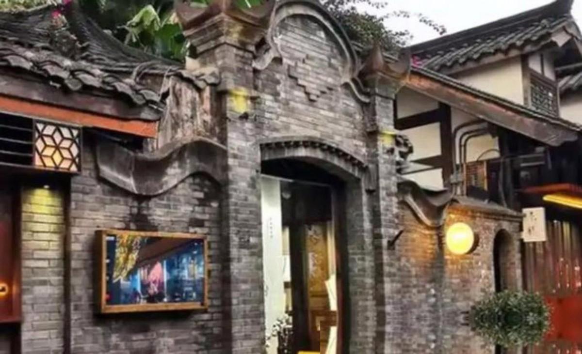 在成都宽窄巷子吃顿饭，账单打出来238块钱，搁普通人身上扫个码就走的事，结果这两