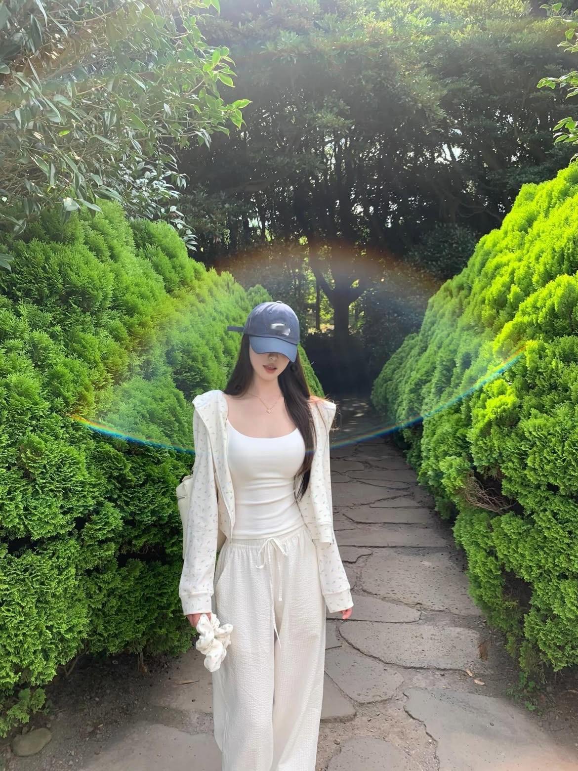 女性的力量，如春日暖阳，温暖而强大