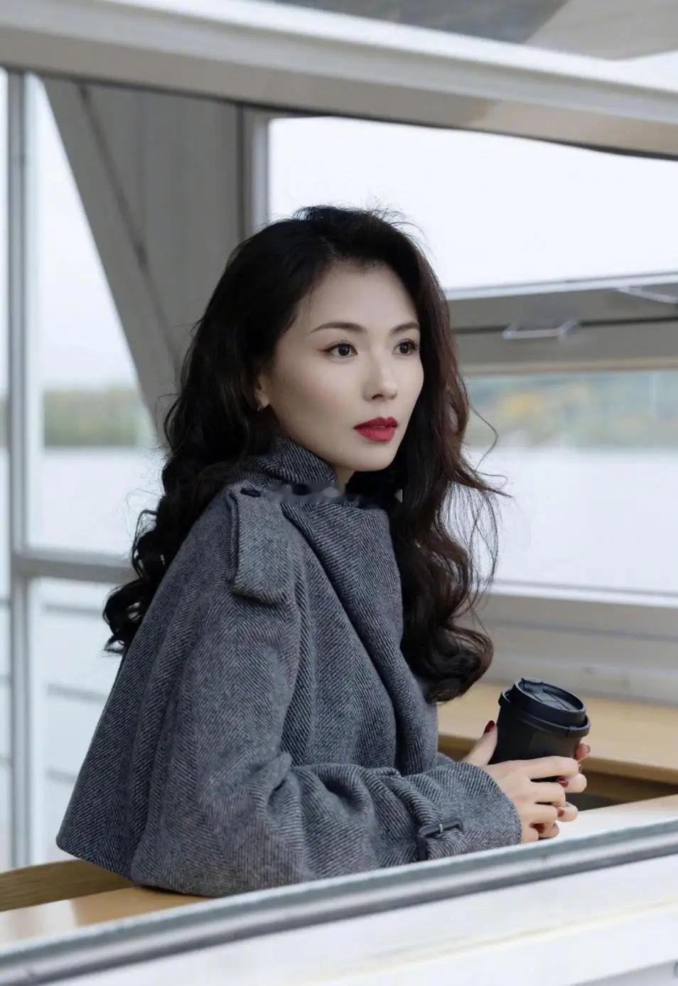 刘涛新烫了油画卷发带火了秋冬新穿搭：高级灰大衣+靴子，太高级​​​