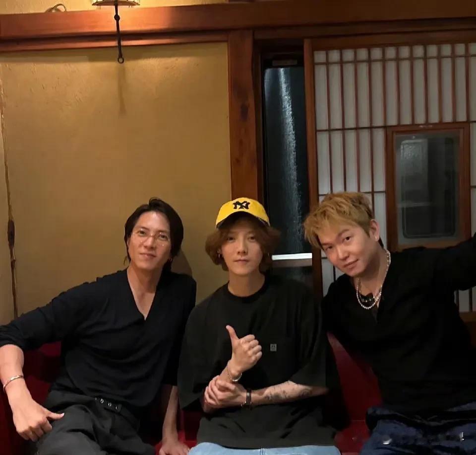 鹿晗追星成功山下智久，我发现3个细节。第一，鹿晗的装扮很像日本人，也许是为了